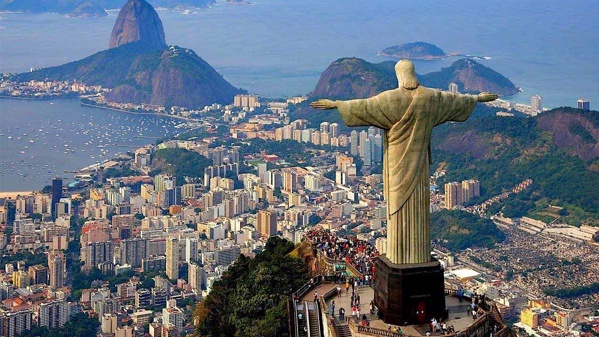 Deux français arrêtés pour avoir escaladé la statue du Christ au Brésil