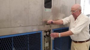 Un ingénieur de 82 ans crée une machine pour transformer de l'air en eau