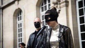 Présidentielle en France : une mystérieuse femme masquée candidate (vidéo)