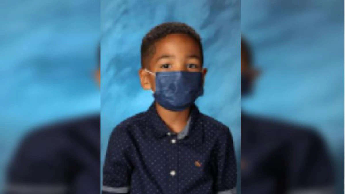 USA : cet enfant refuse d'enlever son masque pour faire une photo et devient star malgré lui