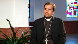 Un évêque quitte l’église pour se mettre avec une écrivaine de livres érotiques et sataniques