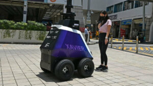 Innovation : des robots policiers interpellent des fumeurs à Singapour
