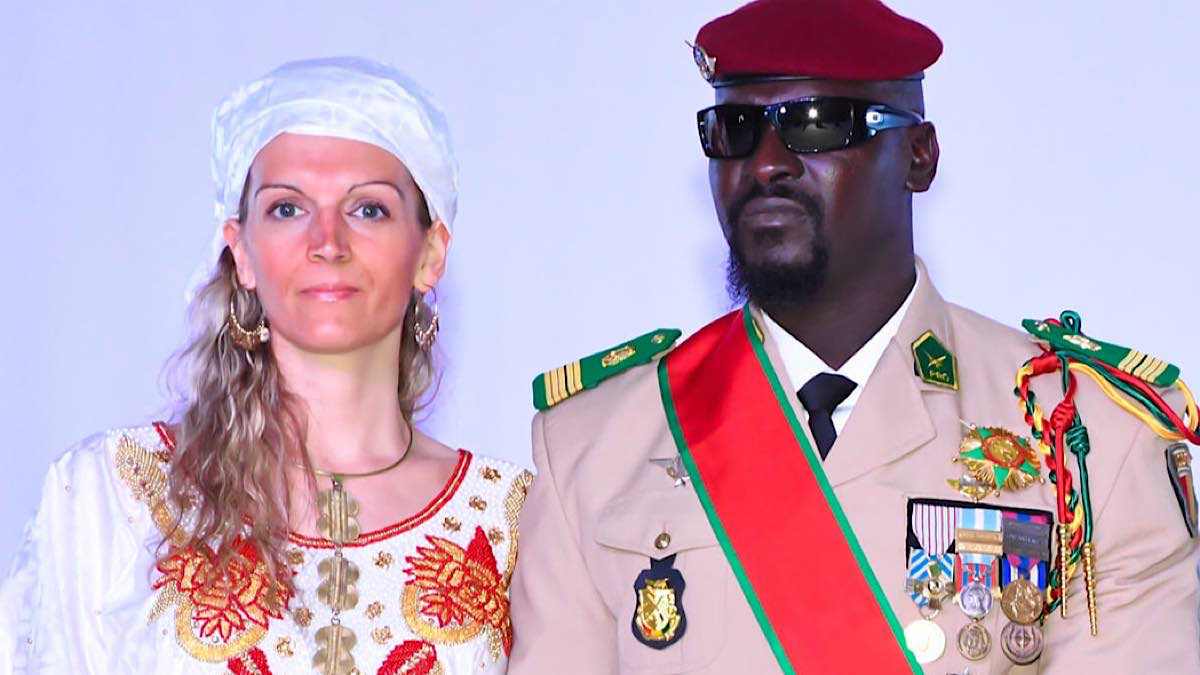 Guinée : la femme française de Doumbouya suscite des interrogations