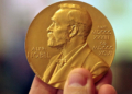 Pour aider l'Ukraine, un journaliste russe vend sa médaille de prix Nobel à 103,5 millions $