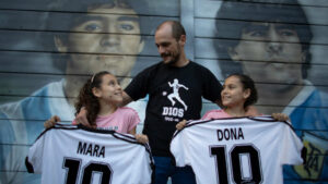 Hommage à Maradona: un frère et ses soeurs prénommés « Diego », « Mara » et « Dona »