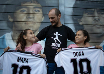 Walter Rotundo et ses deux filles "Mara" et "Dona"
Crédit : TOMAS CUESTA / AFP