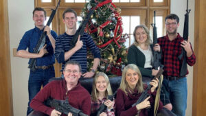 Photo de famille avec des armes : un élu provoque un tollé aux USA