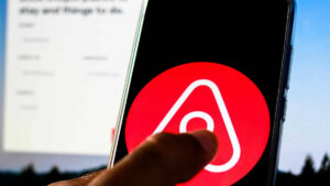Airbnb: filmée sans le savoir, une femme porte plainte