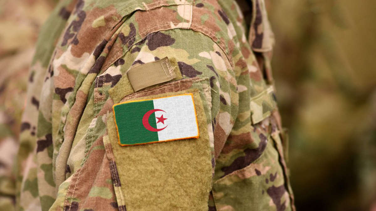 Les militaires algériens arrêtent 11 complices de terroristes