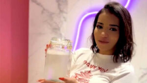 France : l’influenceuse Ruby Nikara veut vendre l’eau de son bain à 1500 euros