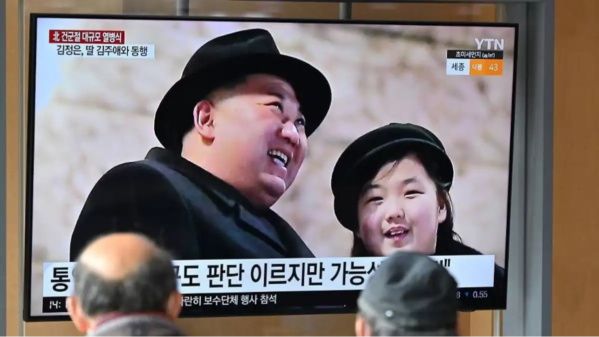 Kim Jong Un et sa fille présumée s’appeler Ju Ae (D)| JUNG YEON-JE /AFP (photo archives)
