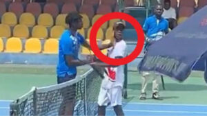 VIDEO : un tennisman français gifle son adversaire après avoir perdu