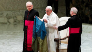 Le pape François dénonce le «massacre de Boutcha» et embrasse un drapeau ukrainien