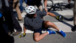 Joe Biden tombe de son vélo et assure plus tard qu'il va bien