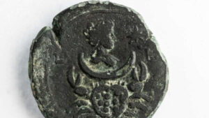 Une pièce de bronze de 1850 ans à l'effigie de la déesse Luna découverte en Israël