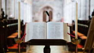 USA: un pasteur se fait braquer pendant la messe