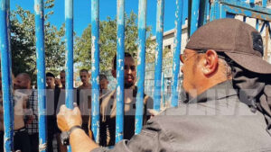 Steven Seagal encense Poutine et visite un camp russe en Ukraine
