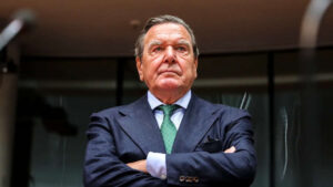 Sanctionné, l'ex-chancelier Schröder (proche de Poutine) poursuit le parlement allemand