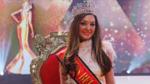 Critiquée, Miss Belgique 2022 répond à travers une chanson