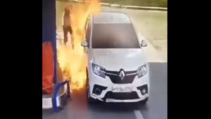 Station-service: il tente de fumer en faisant son plein et enflamme sa voiture (vidéo)