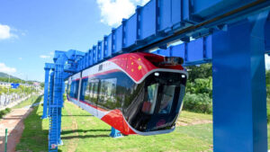 Sky Train: la Chine teste un train roulant sous des rails sans énergie