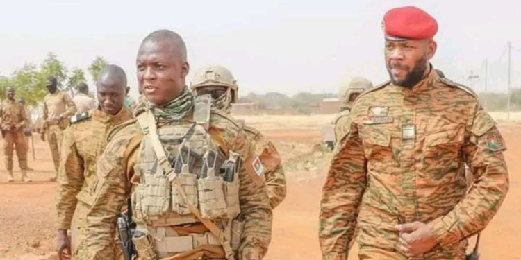 Ibrahim Traoré à gauche (Photo LNT - Amos Traoré)