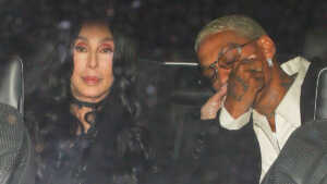 Cher (76ans) défend son amoureux de 36ans