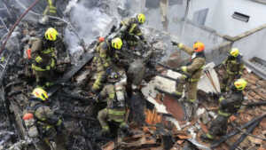 Un avion s'écrase contre un bâtiment et fait 8 morts en Colombie
