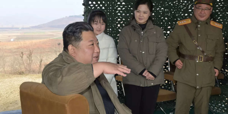 Le leader nord-coréen accompagné de sa fille et sa femme. Ph: KCNA / REUTERS