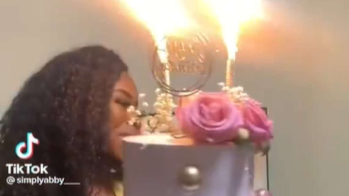 Elle danse avec son gâteau d’anniversaire, sa perruque prend feu (vidéo)