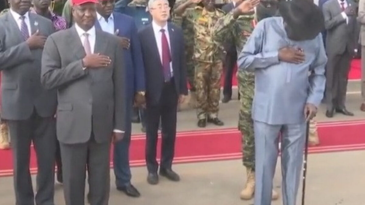 Le Président sud-soudanais urine dans son pantalon lors d'une cérémonie (vidéo)
