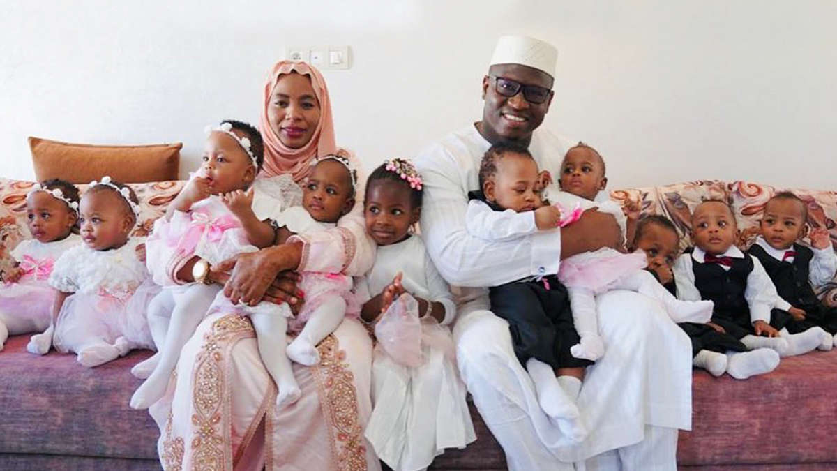 Mali: les parents des nonuplés (neuf bébés) rentrent du Maroc