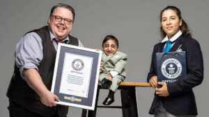 Afshin Ghaderzadeh, l'homme le plus petit du monde mesure 65,24 cm