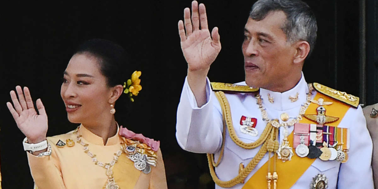La Princesse Bajrakitiyabha et le roi Maha Vajiralongkorn. Photo: AFP