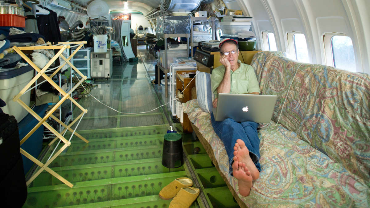 Un homme vit dans un avion qu'il avait acheté à 100.000$