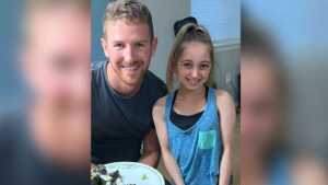 Sa copine de 23 ans a l’apparence de 8 ans, un homme de 26 ans critiqué sur la toile