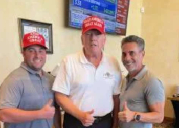 Donald Trump (au centre) pose avec Joey Merlino (à droite) et un ami non identifié de Merlino - photo obtenue par The Inquirer