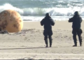 Japon : un mystérieux objet métallique sur une plage inquiète les autorités