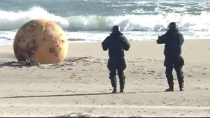 Japon : un mystérieux objet métallique sur une plage inquiète les autorités