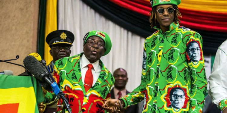 Robert Mugabe, photographié et son fils Robert Mugabe Jr (à droite), en 2017