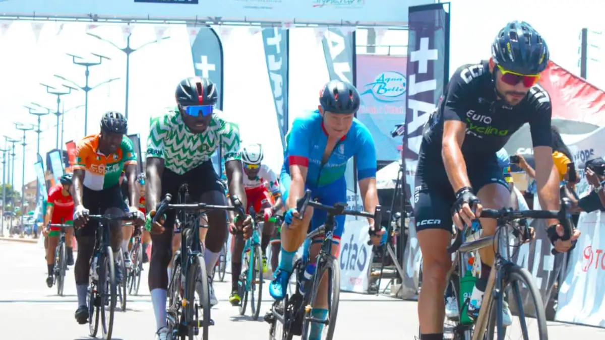 4ème étape du tour cycliste: Canal+Bénin offre le maillot de la combativité à Mensah Ahi Ezer