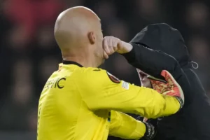 40 ans d'interdiction de stade pour avoir agressé un gardien de but