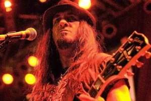 Décès suite à une hémorragie cérébrale du guitariste du groupe Saliva, Wayne Swinny