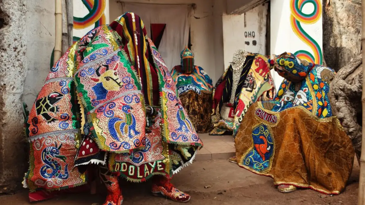 Le masque Egungun au Bénin : Un Symbole des liens entre vivants et morts