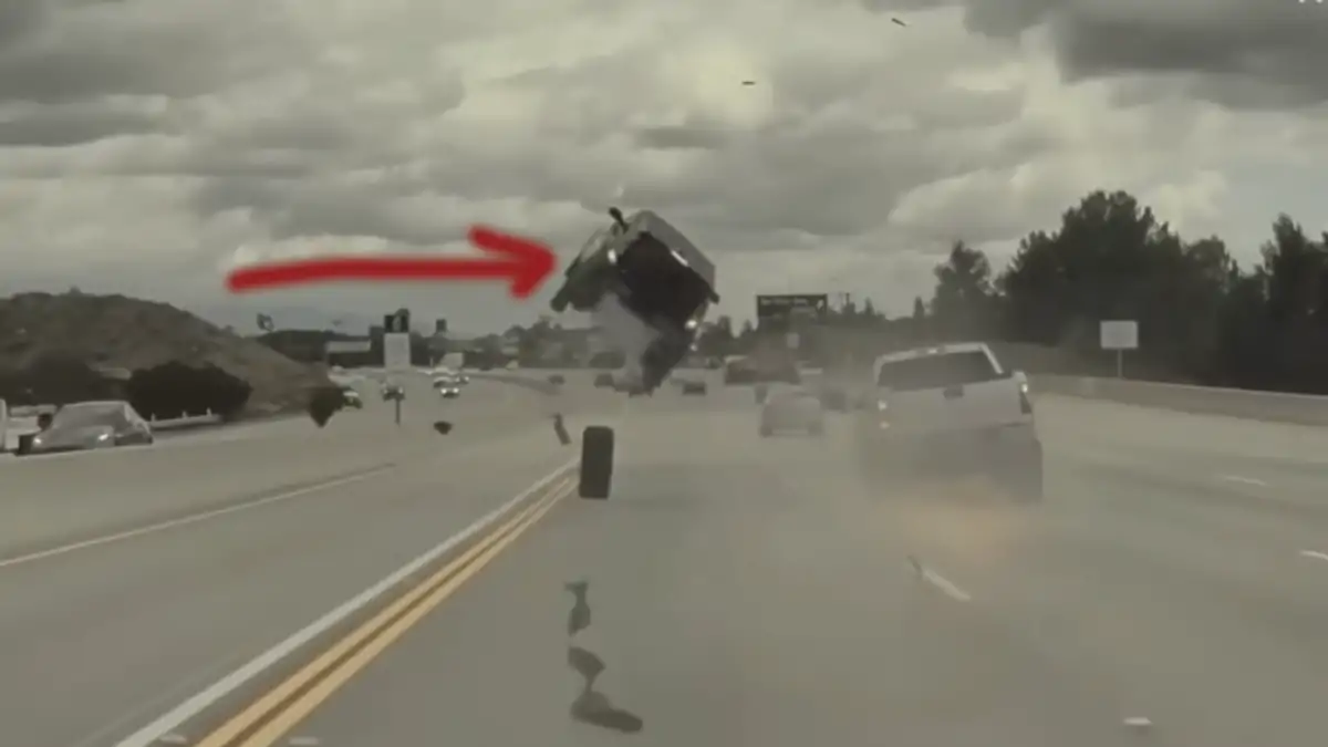 Accident spectaculaire : une voiture s’envole après avoir heurté un pneu (vidéo)