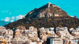 Un touriste fait une chute grave en tentant de prendre un selfie au sommet du Lycabettus