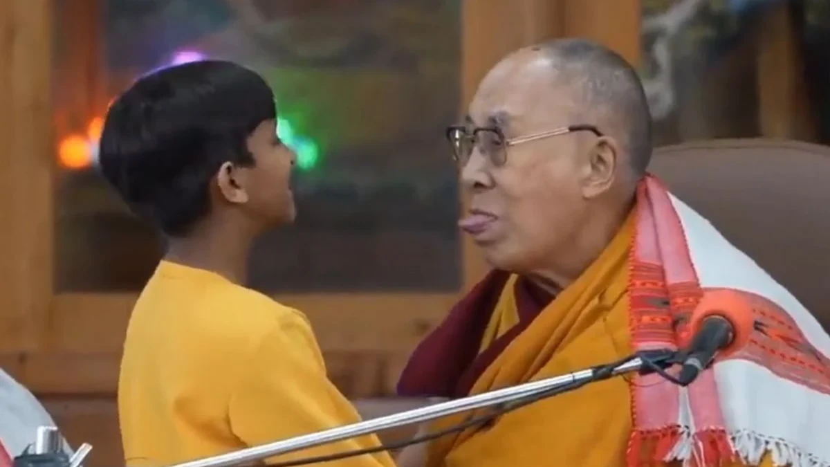 Le Dalaï Lama choque en demandant à un enfant de lui sucer la langue puis s'excuse (VIDEO)