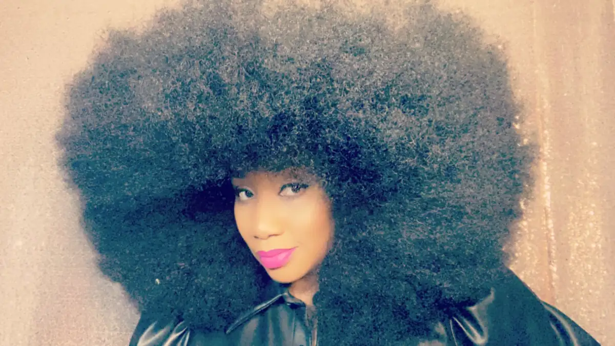 Coupe afro : record Guinness, ses cheveux ont atteint des dimensions hors norme