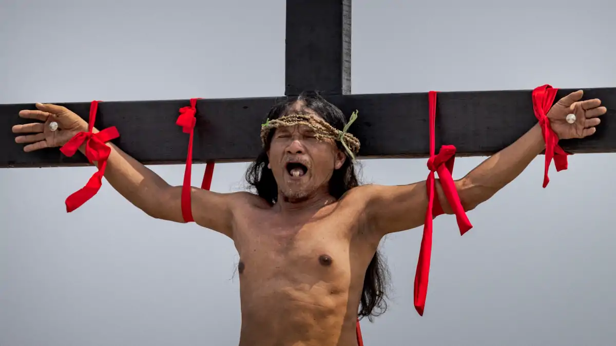Un chrétien qui se fait crucifié (Getty Images)