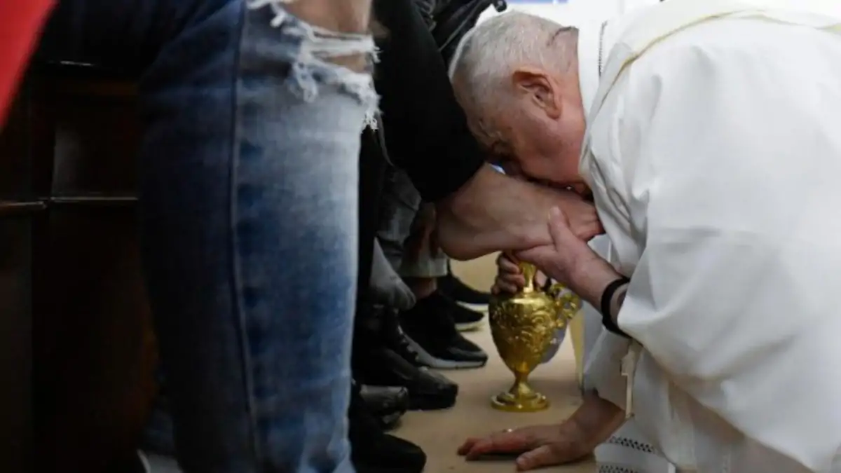 Le Pape François lave et embrasse les pieds de 12 détenus dans une prison